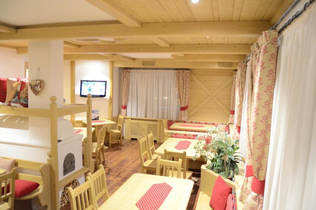 Hotel Ladina Campitello di Fassa Exterior photo