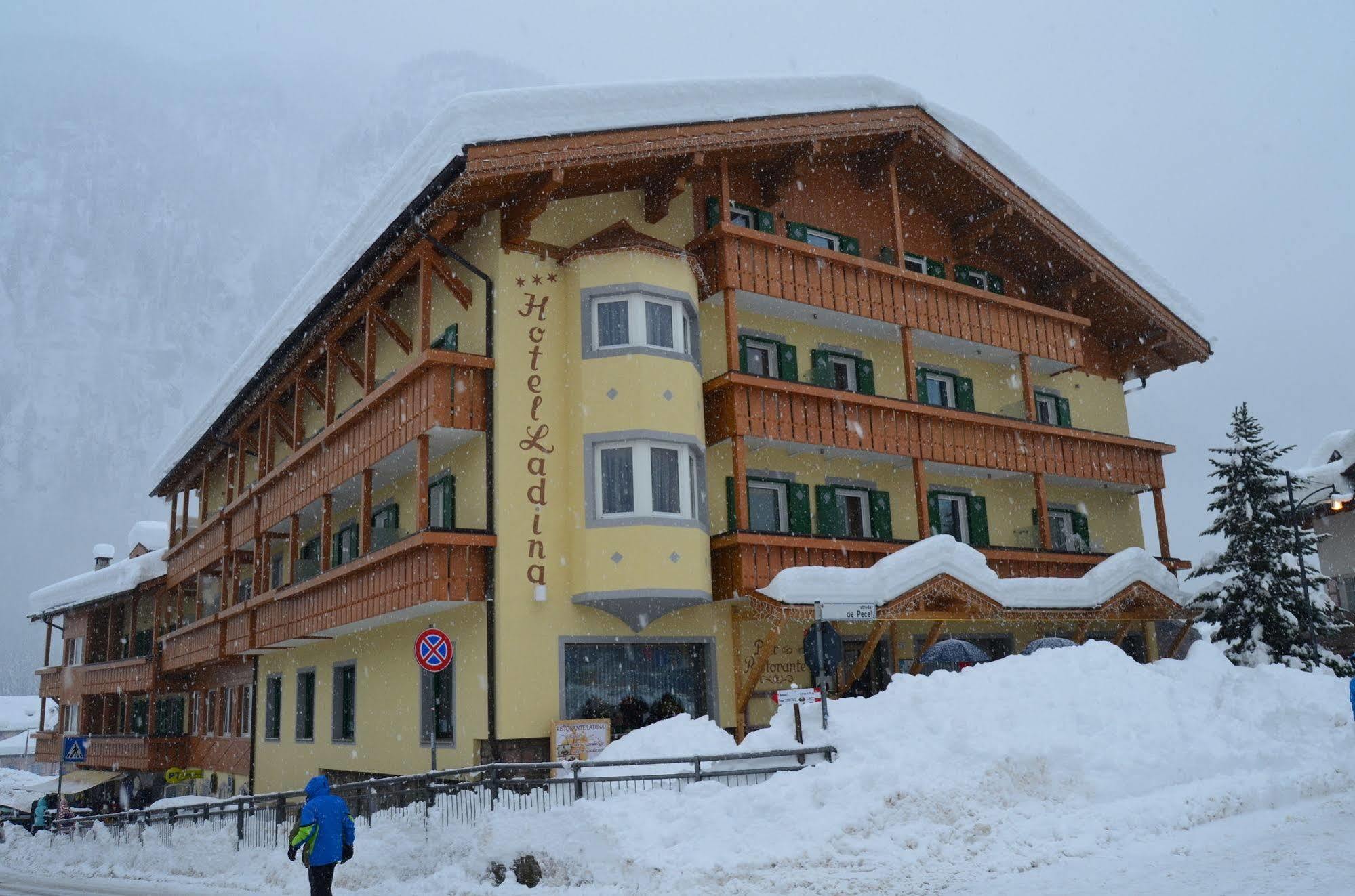 Hotel Ladina Campitello di Fassa Exterior photo